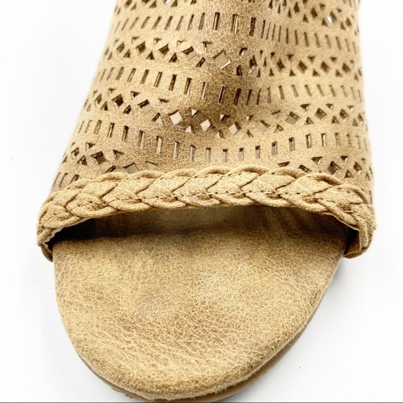 Fergie Sand Parker Open Toe 3 inch Heel Sandal Sz9 - Picture 9 of 9